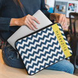Capa Para Notebook Marinho Azul Zigzag, Marinho Blue Chevron, Seu Nom<br><div class="desc">Padrão elegante,  na moda e sofisticado zigzag (chevron) em azul marinho e branco. Presente moderno e moderno,  perfeito para o amante ziguezague na sua vida. Personalize adicionando o seu nome,  apelido,  monograma ou iniciais.</div>