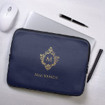 Capa Para Notebook Marinho do Monograma Blue Faux Dourado Crest Inici<br><div class="desc">Um marinho elegante e design de ouro com o monograma inicial numa crista de safena, recomendado para um homem. A crista é folha de ouro falsa, o fundo é marinho azul. Sob a crista, em pequenos bonés, há o nome em bonés ouros. A crista floral vintage de uma antiga ligação...</div>