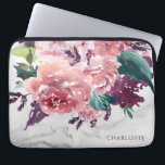 Capa Para Notebook Mármaco Romântico Personalizado Vintage Rosa Marbl<br><div class="desc">Bolsa de laptop de Mármore Floral Rosa Romântico Personalizado,  com o seu nome,  juntamente com as hydrangeas e rosas em pinks e roxas sobre fundo de mármore branco-chico.</div>