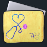 Capa Para Notebook Médico de Aquarela Elegante ou Enfermeiro Amarelo<br><div class="desc">Linda cor-de-água amarela texturizada parece fundo acentuado por um estetoscópio em forma de coração. Enfermeiras,  médicos e profissionais da indústria médica vão adorar esta manga computacional. Monograma com iniciais ou título.</div>