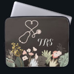 Capa Para Notebook Médico Elegante ou Monograma Floral de Enfermeiro<br><div class="desc">buquê de flores adorável,  acentuado por um estetoscópio em forma de coração. Enfermeiras,  médicos e profissionais de saúde adorarão esta manga de computador. Monograma com iniciais ou título. Na moda e elegante são perfeitos para quem trabalha na indústria médica e de saúde.</div>