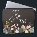 Capa Para Notebook Médico Elegante ou Monograma Floral de Enfermeiro<br><div class="desc">buquê de flores adorável,  acentuado por um estetoscópio em forma de coração. Enfermeiras,  médicos e profissionais de saúde adorarão esta manga de computador. Monograma com iniciais ou título. Na moda e elegante são perfeitos para quem trabalha na indústria médica e de saúde.</div>