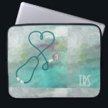 Capa Para Notebook Médico ou enfermeira da aguarela elegante<br><div class="desc">O fundo bonito da aguarela acentuado por um estetoscópio deu forma como um coração. As enfermeiras,  os doutores e os profissionais da indústria médica amarão esta luva do computador. Monograma com iniciais ou título.</div>