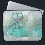 Capa Para Notebook Médico ou enfermeira da aguarela elegante<br><div class="desc">O fundo bonito da aguarela acentuado por um estetoscópio deu forma como um coração. As enfermeiras,  os doutores e os profissionais da indústria médica amarão esta luva do computador. Monograma com iniciais ou título.</div>