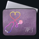 Capa Para Notebook Médico ou enfermeiro<br><div class="desc">Plano de fundo brilhante roxo,  acentuado por um estetoscópio em forma de coração. Enfermeiras,  médicos e profissionais da indústria médica vão adorar esta manga de computador. Monograma com iniciais ou título.</div>