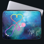 Capa Para Notebook Médico ou Enfermeiro Azul<br><div class="desc">O universo do céu azul acentuado por um estetoscópio em forma de coração. Enfermeiras,  médicos e profissionais da indústria médica vão adorar esta manga de computador. Monograma com iniciais ou título.</div>
