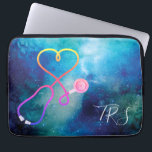 Capa Para Notebook Médico ou Enfermeiro Azul<br><div class="desc">O universo do céu azul acentuado por um estetoscópio em forma de coração. Enfermeiras,  médicos e profissionais da indústria médica vão adorar esta manga de computador. Monograma com iniciais ou título.</div>