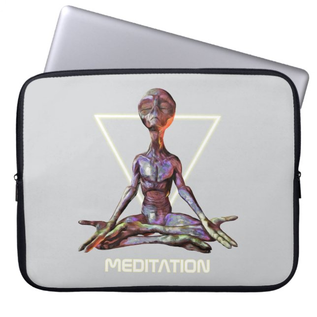 Capa Para Notebook Meditação. Alienígena em pose tranquila (Frente)