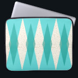 Capa Para Notebook Meio século Modern Argyle Bolsa de laptop<br><div class="desc">Esta Bolsa de laptop Moderna de Argyle Meio século apresenta um fundo vibrante e turquesa e um padrão de diamantes teais mod e translúcidos sobrepondo diamantes de creme vintage maiores com coloração dourada, salgadinhos da idade espacial. Esse argumento minimalista inspirado e desconstruído é uma reviravolta simplista da era atômica maior...</div>