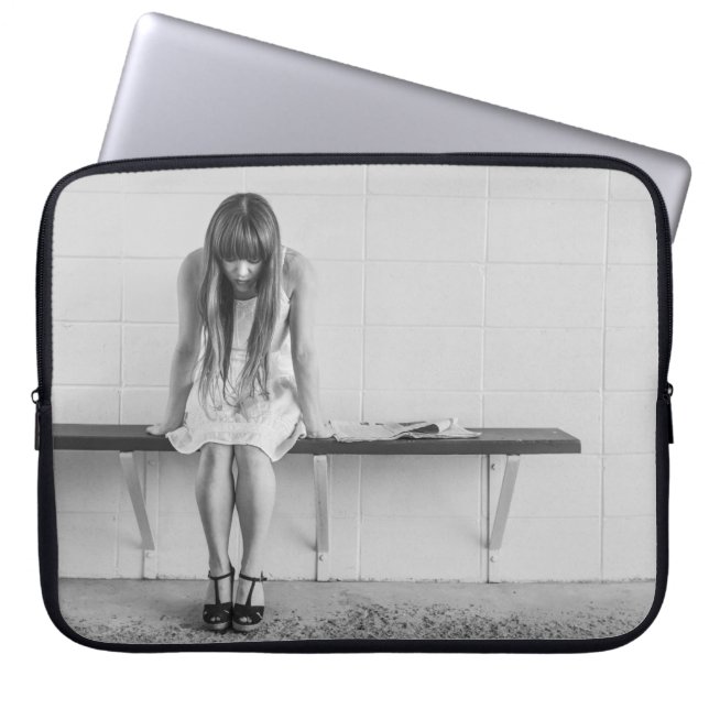 Capa Para Notebook Menina Preocupada (Frente)