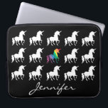 Capa Para Notebook Meninas brancas pretas personalizadas teste padrão<br><div class="desc">A bolsa de laptop preto e branco personalizada teste padrão do neopreno das meninas da silhueta do unicórnio. Um teste padrão bonito das silhuetas brancas do unicórnio no fundo preto. As cores vermelhas, alaranjadas, amarelas, verdes, azuis e roxas para o unicórnio center em uma aguarela do arco-íris projetam. Personalize esta...</div>