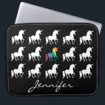 Capa Para Notebook Meninas brancas pretas personalizadas teste padrão<br><div class="desc">A bolsa de laptop preto e branco personalizada teste padrão do neopreno das meninas da silhueta do unicórnio. Um teste padrão bonito das silhuetas brancas do unicórnio no fundo preto. As cores vermelhas, alaranjadas, amarelas, verdes, azuis e roxas para o unicórnio center em uma aguarela do arco-íris projetam. Personalize esta...</div>
