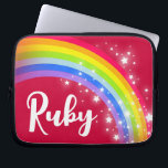 Capa Para Notebook Meninas chamam arco-íris rubi céu vermelho estrela<br><div class="desc">Perfeito para proteger e achar seu dispositivo fácil em cores vermelhas e arco-íris. Personalize com seu próprio nome lê atualmente Ruby. Este caso gráfico original do arco-íris e estrelas foi projetado por Sarah Trett para www.mylittleeden.com</div>