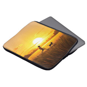 Capa Para Notebook Menino correndo com cachorro no pôr do sol
