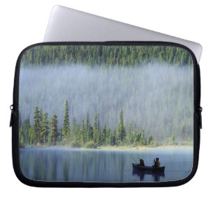 Capa Para Notebook Meninos pescando no Lago Waterfowl, Banff Nacional