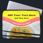 Capa Para Notebook Mensagem Personalizada de Pacote de Noodles Engraç<br><div class="desc">Adicione seu próprio ditado engraçado ou mensagem personalizada para criar seu próprio caso de laptop temido por homens. Esta manga de notebook foi projetada para se parecer com um pacote de macarrão-homem com gráficos vermelhos e amarelos brilhantes sobre uma foto de macarrão-homem em uma tigela.</div>