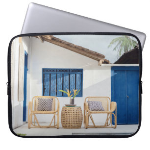 Capa Para Notebook Mesa e duas cadeiras, perto da piscina de nataçã