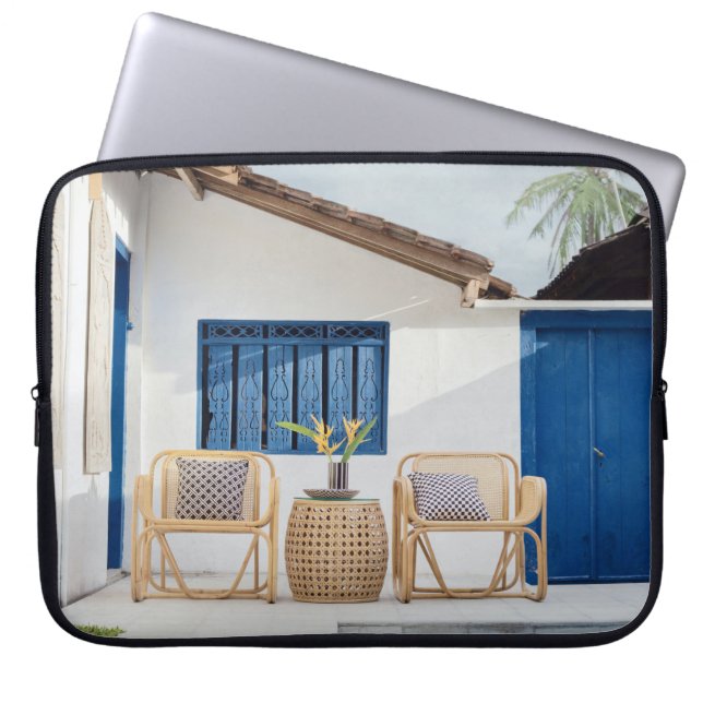 Capa Para Notebook Mesa e duas cadeiras, perto da piscina de natação (Frente)