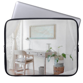 CAPA PARA NOTEBOOK MESA VAZIA PERTO DA CURTINA