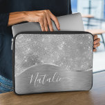 Capa Para Notebook Metálico Personalizado Da Glitter De Prata Glam<br><div class="desc">Personalize facilmente este metal escovado prateado e a glamourosa bolsa de laptop com padrão de brilho com seu próprio nome personalizado.</div>