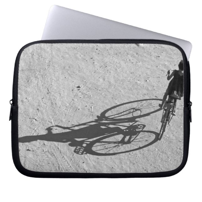Capa Para Notebook Mianmar, Bagan, Menino andando de bicicleta enorme (Frente)