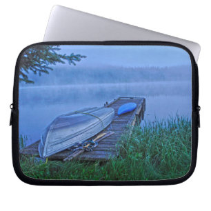 Capa Para Notebook Misty Lake, Dock, Boat & Kayak Nature Scene