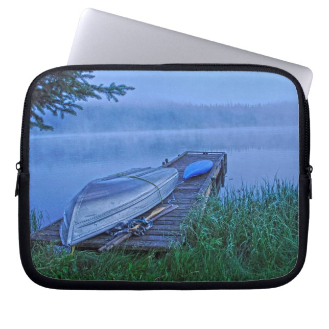 Capa Para Notebook Misty Lake, Dock, Boat & Kayak Nature Scene (Frente)