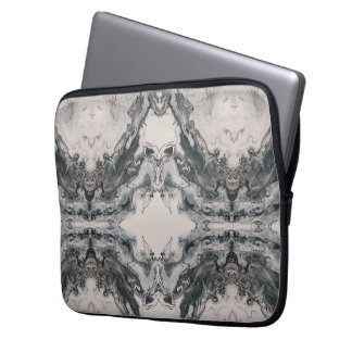 Capa Para Notebook Mito Nasce da Pedra – Paisagem Escura Simétrica