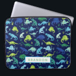 Capa Para Notebook Miúdos personalizados do azul do teste padrão do<br><div class="desc">O verde azul personalizado do teste padrão do dinossauro da aguarela caçoa a caixa do laptop. Dinossauros da aguarela no verde,  e no azul em um fundo azul escuro. Personalize com nome. www.SamAnnDesigns.com</div>