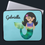 Capa Para Notebook Miúdos personalizados do Latino da folha do falso<br><div class="desc">A sereia na moda do Latino da folha do falso personalizada caçoa a caixa do laptop. O fundo azul bonito gosta do oceano. A sereia pequena adorável com falso foil a cauda verde, a camisola de alças roxa e a estrela do mar roxa e cor-de-rosa em seu cabelo preto escuro....</div>