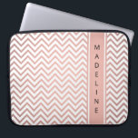 Capa Para Notebook Modern Pink Chevron Pattern Girly Faux Rosa Dourad<br><div class="desc">Proteja o seu laptop com estilo com uma manga de tendência. O design apresenta um padrão de gavão em zag-zag e uma faixa vertical com o seu nome ou outro texto personalizado em uma simples fonte de tipografia negra. Este elegante caso de computador faz um presente de na moda para...</div>