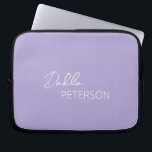Capa Para Notebook Moderno Contemporâneo Elegante de Lavanda Roxa Sim<br><div class="desc">Bolsa de laptop roxo/lavanda moderna com um design simples e mínimo personalizado com seu nome em um script elegante e fonte sans serif contemporânea.</div>