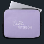 Capa Para Notebook Moderno Contemporâneo Elegante de Lavanda Roxa Sim<br><div class="desc">Bolsa de laptop roxo/lavanda moderna com um design simples e mínimo personalizado com seu nome em um script elegante e fonte sans serif contemporânea.</div>