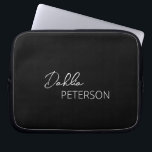 Capa Para Notebook Moderno Contemporâneo Simples do Elegante Negro<br><div class="desc">Bolsa de laptop preta moderna com um design simples e mínimo personalizado com seu nome em um roteiro elegante e fonte sans serif contemporânea.</div>