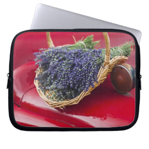Capa Para Notebook Molhos de lavanda descansam em velho caminhão de f
