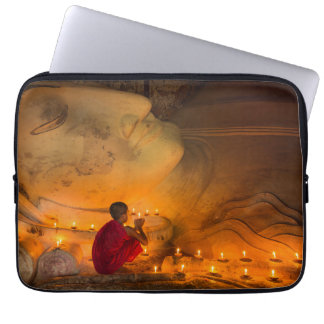 Capa Para Notebook Monge rezando perto de um Buda