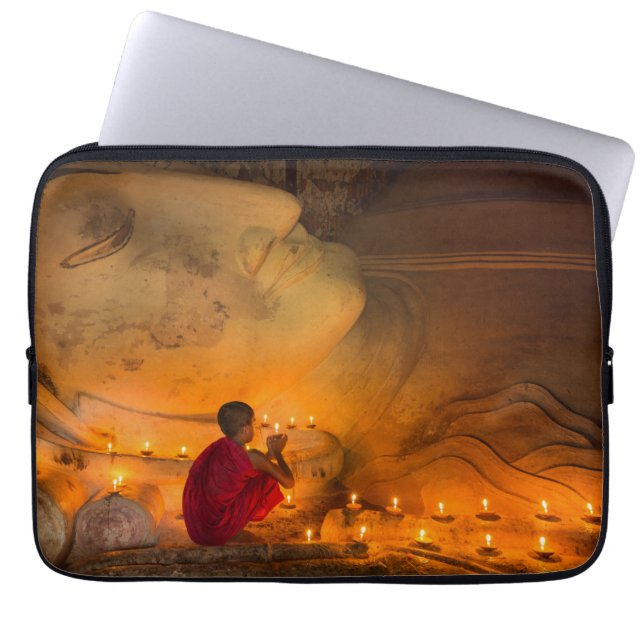 Capa Para Notebook Monge rezando perto de um Buda (Frente)