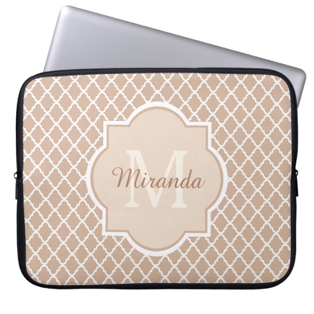 Capa Para Notebook Mongograma De Quatrefoil Preppy Tan (Frente)