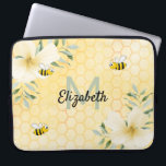 Capa Para Notebook Monograma amarelo de abelha alveolada<br><div class="desc">Adicione diversão e humor ao seu escritório doméstico! Fundo amarelo, branco com um padrão de colmeia de abelhas e abelhas sorrindo felizes. Decorado com flores tropicais de Hibiscus tropicais, de cor creme, amarelo claro. Modelo para o seu nome e letra monográfica, letras verdes e negras. O nome é escrito com...</div>