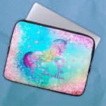 Capa Para Notebook Monograma aqua branco de unicórnio rosa brilhante<br><div class="desc">Cute unicórnio cor-de-rosa Glitter arco-íris aqua monograma Bolsa de laptop. Adicione algum estilo ao seu escritório, mesa ou espaço pessoal com um nome personalizado Chic e na moda e uma Bolsa de laptop monográfica. Personalize com um nome de script e um monograma. O acessório perfeito para uma moça ou mulher...</div>