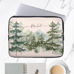 Capa Para Notebook Monograma Aquarela Pinus Floresta Montanha Russa<br><div class="desc">Elevem seu estilo com Monograma Watercolor Pine Forest & Mountain Rustic Bolsa de laptop. Personalizável com seu nome para um toque pessoal.</div>