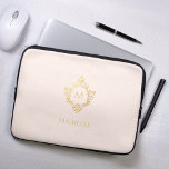 Capa Para Notebook Monograma Blush Pink Vintage Ornamentado Faux Dour<br><div class="desc">Um elegante design cor-de-rosa e dourado com o monograma inicial numa crista de safena, recomendado para uma mulher. A crista é folha de ouro falsa, o fundo é cor-de-rosa. Sob a crista, em pequenos bonés, há o nome em bonés ouros. A crista floral vintage de uma antiga ligação ao cobrir,...</div>