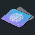 Capa Para Notebook Monograma branco da mandala púrpura e azul<br><div class="desc">Mandala do ornamentado floral de vintagem branca elegante sobre fundo ombre roxo e branco. Nome opcional monograma.</div>