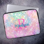 Capa Para Notebook Monograma cintilante branco iridescente, cor-de-ro<br><div class="desc">Bonito chic e elegante brilho iridescente feminino em cor rosa-do-arco-íris unicórnio para criar uma Bolsa de laptop única especial. Adicione algum estilo ao seu escritório, mesa ou espaço pessoal com um nome personalizado Chic e na moda e Bolsa de laptop monograma. personalize-o com um nome de script e um monograma....</div>