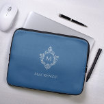 Capa Para Notebook Monograma Clássico Azul Vintage Nome Elegante Cres<br><div class="desc">Um clássico design azul e prata com o monograma inicial em crista de safena, recomendado para um homem. A crista é folha de prata falsa, o fundo é azul clássico. Sob a crista há o nome em bonés de cinzas. A crista floral vintage de uma antiga ligação ao cobrir, do...</div>