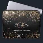 Capa Para Notebook Monograma com dourado preto<br><div class="desc">Um fundo clássico na moda preto. Decorado com pó sujo de ouro. Personalize e adicione seu primeiro nome,  iniciais do monograma e nome do cheio. O nome é escrito com um script de estilo manuscrito.</div>
