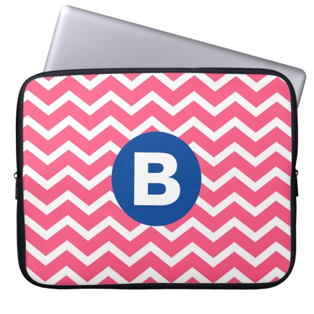 Capa Para Notebook Monograma com Padrão de Chevron em Rosa Vibrante e (Frente)