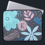 Capa Para Notebook Monograma cor-de-rosa com padrão de flor azul gran<br><div class="desc">Design floral moderno e bonito com monograma rosa.</div>