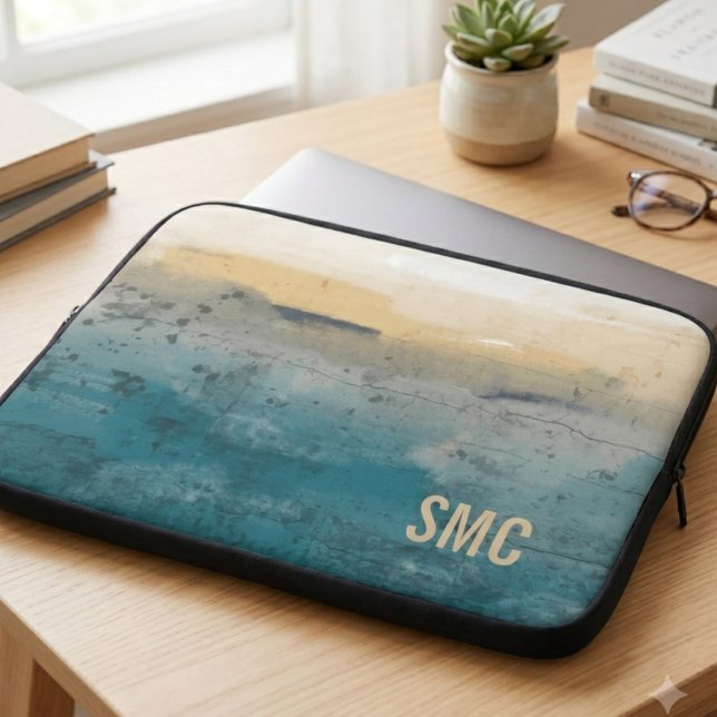 Capa Para Notebook Monograma Costeiro Abstrato (Monogrammed coastal art laptop sleeve on a desk — a chic gift for graduates and creatives)