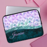Capa Para Notebook Monograma da cor da pele da sereia<br><div class="desc">Bonito chic e elegante brilho falso iridescente da pele de giro elegante em prata roxa de turquesa para criar uma bolsa de laptop de Laptop única especial. Adicione algum estilo ao seu escritório, mesa ou espaço pessoal com um nome personalizado Chic e na moda e bolsa de laptop de Laptop...</div>
